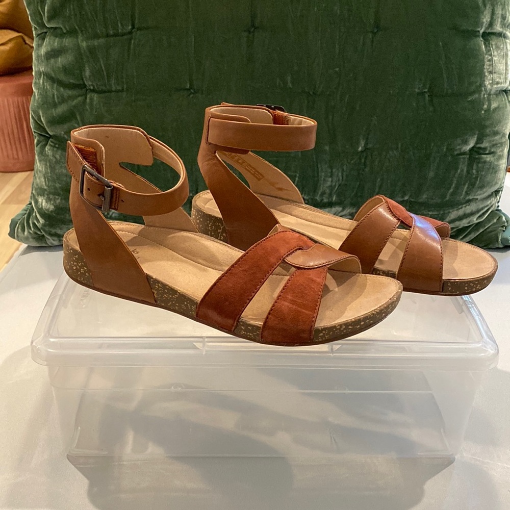Clarks Unstructured Dark Tan Un Perri Loop Leather Sandal